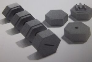 Hexagon blokje grijs met gleuf