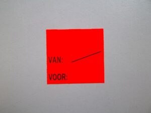 2928 rh fluor rood bedrukt met VAN/VOOR
